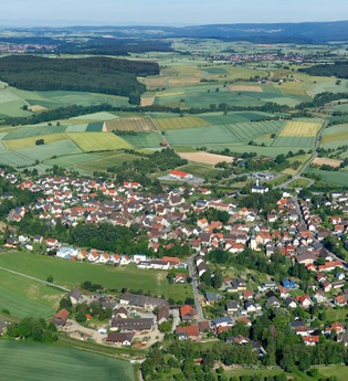 Luftbild Helmstadt inmitten von Wäldern und Wiesen | © Gemeinde Helmstadt