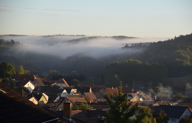 Nebel über den Häusern von Helmstadt in romantischem Licht