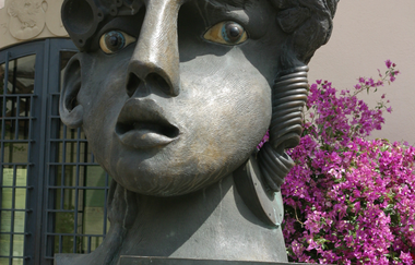 Bacchantin vor dem Zehntkeller am Kirchberg