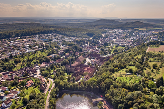 Luftbild von Maulbronn nach Westen mit  Badesee Tiefer See und Klosteranlage Maulbronn | © Kraichgau Stromberg Tourismus e. V.  - Christian Ernst