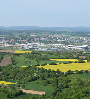 Luftbild Sinsheim mit Prezero Arena und Häusern in grüner Landschaft | © Stadt Sinsheim