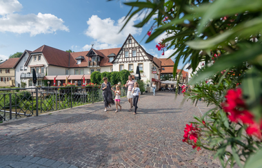 Fußgängerzone mit Menschen und Fachwerkhaus im Hintergrund | © Stadt Sinsheim