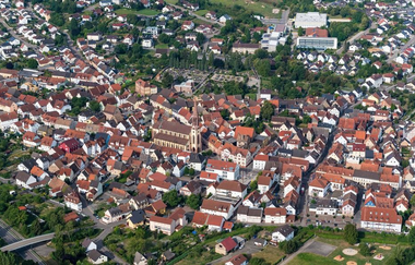 Luftaufnahme von Waibstadt mit Häusern, Straßen und Grünflächen | © Stadt Waibstadt