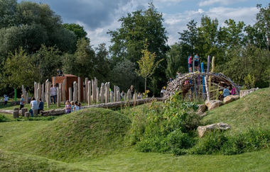 Blick auf hölzerne Spielgeräte im alla hopp!-Park | © Stadt Sinsheim