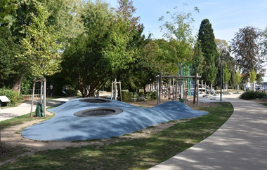 blauer Trampolinberg und asphaltierter Weg innerhalb der Anlage | © Stadtverwaltung Sinsheim