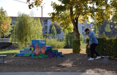 Ein Mann balanciert auf einer Slackline im Park | © Stadtverwaltung Sinsheim