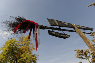 Ein traditioneller Reisigbesen mit roten und weißen Bändern markiert den Eingang zur Besenwirtschaft. | © Stadt Vaihingen an der Enz