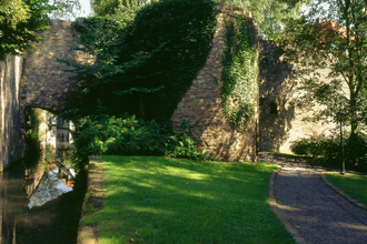 Alte Stadtmauer mit dem Hungerturm und dem Mühlkanal. | © Stadt Tauberbischofsheim