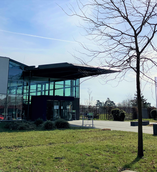 Außenansicht des Schwimmbads