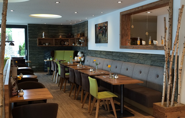 Das Café ist mit modernen Stühlen und Sitzbänken eingerichtet. | © Touristikgemeinschaft Hohenlohe e. V. | Bäckerei Stefan Kolb