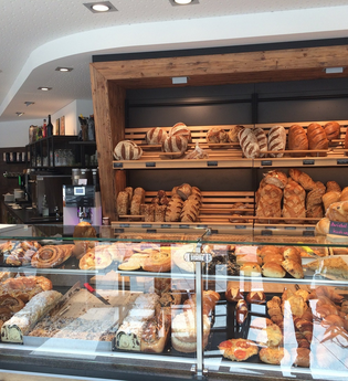 In der Theke gibt es eine große Brot- und Brötchenauswahl | © Touristikgemeinschaft Hohenlohe e. V.
