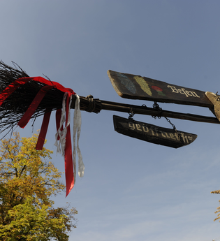 Ein traditioneller Reisigbesen mit roten und weißen Bändern markiert den Eingang zur Besenwirtschaft. | © Stadt Vaihingen an der Enz