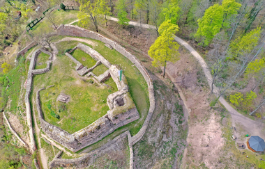 Luftaufnahme der Burgruine Schauenburg mit sichtbaren Mauern, Innenhof und umliegendem Waldweg | © Kreisarchiv Rhein-Neckar-Kreis