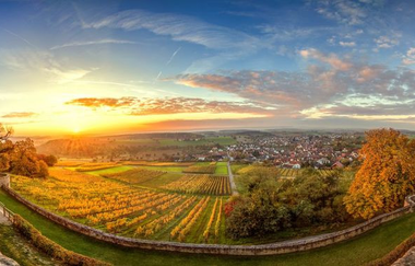 Panorama-Sonnenaufgang über Weiler und den Weinbergen | © Stadtverwaltung Sinsheim