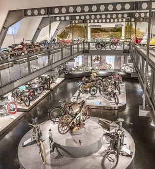 Blick von oben in die Sammlung des DEMOMU | © Deutsches Motorradmuseum Neckarsulm