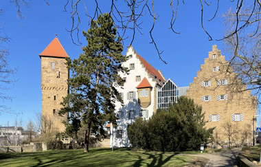Außenansicht von der Parkseite auf das Deutschordensschloss Neckarsulm | © Deutsches Zweirad- und NSU-Museum Neckarsulm