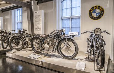 BMW-Motorräder in der Dauerausstellung des DEMOMU | © Deutsches Motorradmuseum Neckarsulm