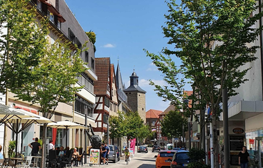 Brettener Straße in Eppingen, Eppinger KebapHaus (links mit Außenbewirtung) | © Stadt Eppingen