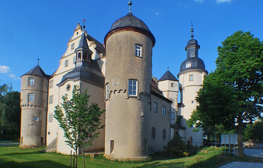 Blick auf das mit vielen Türmen gebaute Schloss Waldmannshofen in Creglingen. In diesem Gebäude ist das Feuerwehrmuseum untergebracht. | © Tourist-Information Creglingen
