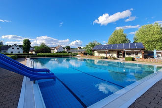Blick auf das Schwimmbecken ohne Gäste mit blauem Himmel