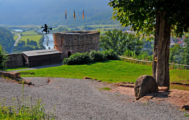 Blick auf den Turm mit Hexe bei der Freudenburg. Im Hintergrund ist der Main und das Maintal zu sehen. | © Liebliches Taubertal