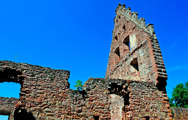 Blick auf einen freistehenden Giebel der Ruine Freudenburg. | © Liebliches Taubertal