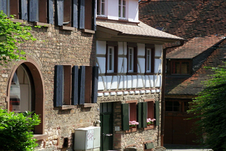 Fachwerkhäuser und alte Steinhäuser in einer Straße | © Maria-Zimmermann