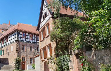 Fachwerkhäuser und Treppenaufgang zum Marktplatz | © Ursel Rotter