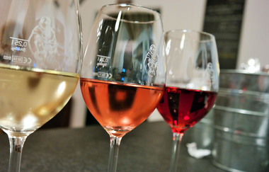 3 Weingläser gefüllt mit jeweils Rotwein, Weißwein und Roséwein | Grötzingers Bauernschänke | Brackenheim-Dürrenzimmern | © Neckr-Zaber-Tourismus e.V.