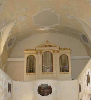 Inneres der Hippolytkirche Ottmarsheim mit Empore und Walcker-Orgel von 1845 | © Katrin Held