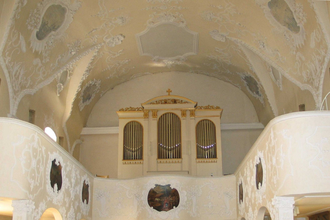 Inneres der Hippolytkirche Ottmarsheim mit Empore und Walcker-Orgel von 1845 | © Katrin Held