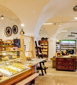 Hofladen , im Vordergrund Theke mit Backwaren | © Landratsamt Karlsruhe