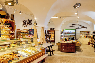 Hofladen , im Vordergrund Theke mit Backwaren | © Landratsamt Karlsruhe