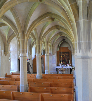 Blick in den Innenbereich der Klosterkirche Frauental. Es sind die Deckengewölbe und die Sitzreihen sowie der Altar zu sehen. | © Tourist-Information Creglingen