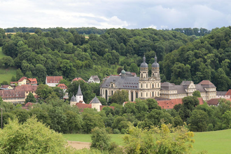 Die Klosteranlage mit Wiesen und Wald | © Touristikgemeinschaft Hohenlohe e. V. | Marion Schlund