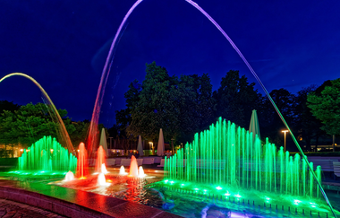 Ein Höhepunkt bei Dunkelheit sind die Wasserspiele. Im Zusammenspiel mit Musik sprüht die bunt beleuchtete Fontäne Wasser in die Luft. | © Holger Schmitt