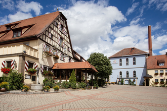 Außenansicht der Brauerei Landwehr-Bräu  in Steinsfeld. Das Haus ist im Fachwerkstil errichtet. | © Unbekannt