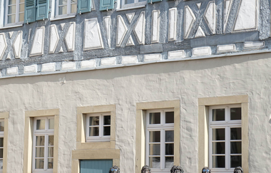 Blick auf Kunstwerk "Persil bleibt Persil" vor dem Güglinger Rathaus | © Neckar-Zaber-Tourismus e.V.