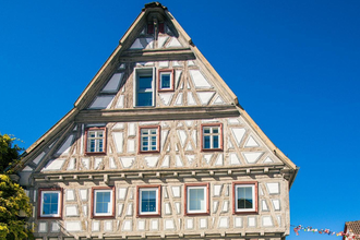 Fachwerkhaus in Besigheim vor blauem Himmel. | © Stuttgart-Marketing GmbH, Sarah Schmid