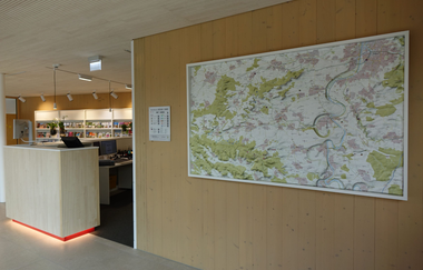 Blick auf die Reliefkarte im Innenbereich der Tourist-Information. Am linken Bildrand ist die Theke sowie die Prospektauslage zu sehen. | © Neckar-Zaber-Tourismus e.V.