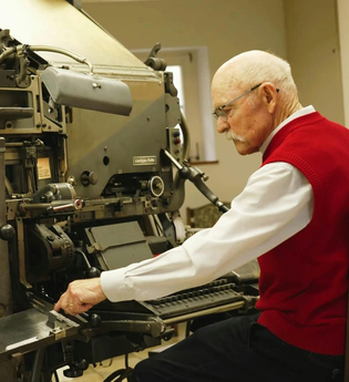 Museumsleiter Horst Wagner bedient die Setzmaschine.