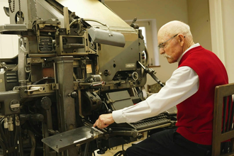 Museumsleiter Horst Wagner bedient die Setzmaschine.