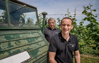 Weinberg des Weinguts Eberbach-Schäfer mit Unimog Baujahr 1964 | © Privatweingut Eberbach-Schäfer