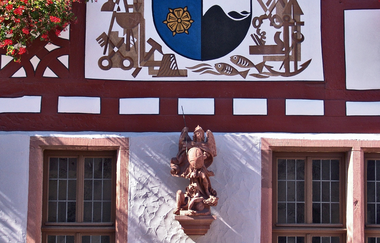 Blick auf das gemalte Wappen am Rathaus von Freudenberg am Main. | © Liebliches Taubertal