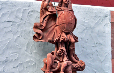 Blick auf eine Sandsteinfigur am Rathaus in Freudenberg. | © Liebliches Taubertal