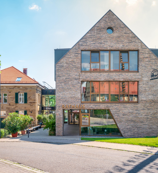 Rathaus Nordheim | Vorderansicht des Gebäudes bei Sonnenschein | © Gemeinde Nordheim