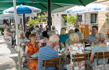Rathauskeller Nordheim | Gäste auf der Terrasse | © Gemeinde Nordheim