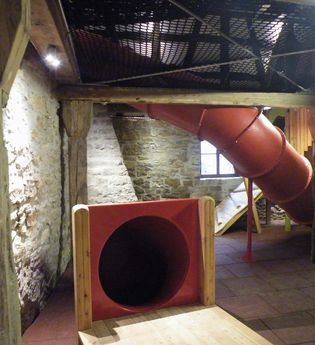 Blick in die Röttinger Spielscheune. Dies ist ein Indoor-Spielplatz. | © Stadt Röttingen