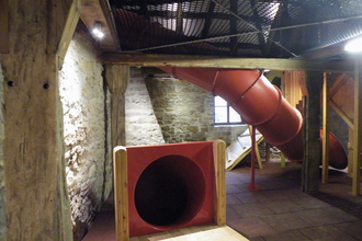Blick in die Röttinger Spielscheune. Dies ist ein Indoor-Spielplatz. | © Stadt Röttingen