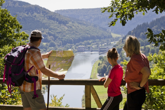 Wanderer stehen am Geländer an der Teufelskanzel, im Hintergrund sieht man den Neckar und die Schleuse | © Andreas Held